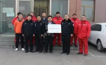 交警大隊深入?；\輸公司進行春運安全檢查