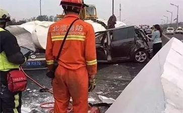 運輸佛像的大車側翻，佛像摔斷，引發(fā)大堵車